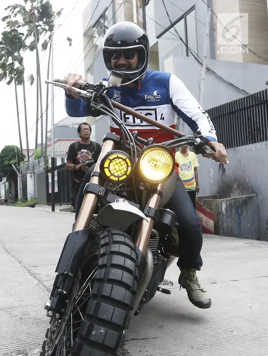 Tora Sudiro membawa motor gedenya usai syuting video klip soundtrack 'Surat Kecil Untuk Tuhan' dengan judul lagu Suka Hati di kawasan Tanah Kusir, Jakarta, Senin (17/4/2017). (Liputan6.com/Herman Zakharia)