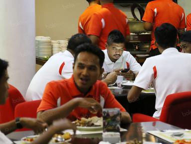 Bintang Persija Jakarta, Bambang Pamungkas saat menikmati makan malam bersama rekan-rekannya di Bandung, Jumat (15/7/2016). (Bola.com/Nicklas Hanoatubun)