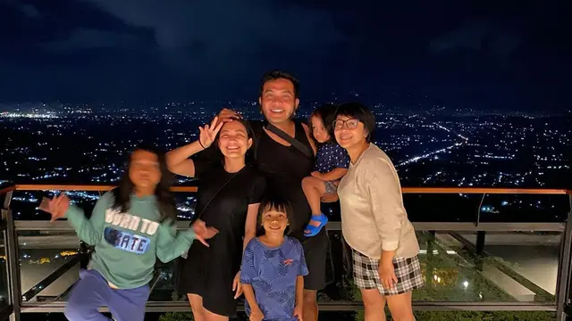 Poligami, Ini 7 Potret Harmonis Erix Soekamti dengan Istri Pertama