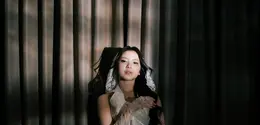 Intip busana panggung Tiara Andini bak pengantin dengan gaun lace coquette (@tiaraandini)
