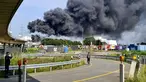 Kepulan asap membumbung ke atas setelah Ledakan yang terja di kawasan industri kimia di Kota Leverkusen, Jerman, Selasa (27/7/2021). 31 orang terluka karena insiden itu. (AP Photo/Oliver Berg)