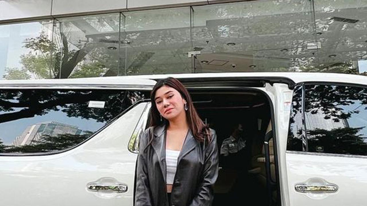 Gaya Seleb TikTok Clara Shinta Pakai Blazer, Bisa Jadi Inspirasi Outift Ngantor