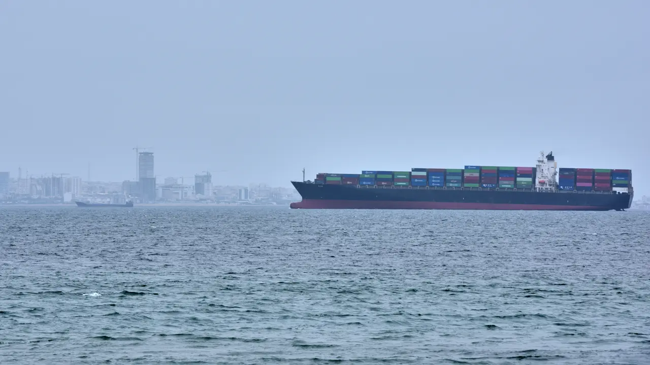Sebuah kapal kontainer terlihat di Selat Hormuz di lepas pantai Pulau Qeshm, Iran, Sabtu, 18 April 2026. (AP Photo/Asghar Besharati)