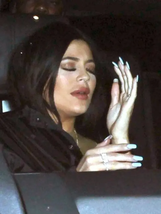 Nggak ada yang terlihat cantik saat mabuk. Begitu pun Kylie Jenner! (bornrealist)