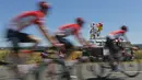 Pebalap sedang berlomba di Etape 7 Tour de France yang berjarak 190.5-km dari Livarot ke Fougeres, Prancis, (10/7/2015). (AP Photo/Christophe Ena)