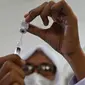 Seorang petugas kesehatan menyiapkan dosis vaksin virus corona COVID-19 Pfizer di Rumah Sakit Zainoel Abidin, Banda Aceh, Aceh, Selasa (9/11/2021). Vaksinasi COVID-19 di kalangan warga Kota Banda Aceh tembus 80 persen. (CHAIDEER MAHYUDDIN/AFP)