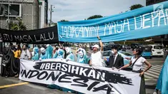 Sejumlah massa aksi yang tergabung dalam gerakan masyarakat non partisan #BersihkanIndonesia gelar aksi teatrikal di lintasan penyeberangan orang atau Pelican crossing di Jakarta, Kamis (20/12). (Liputan6.com/Faizal Fanani)
