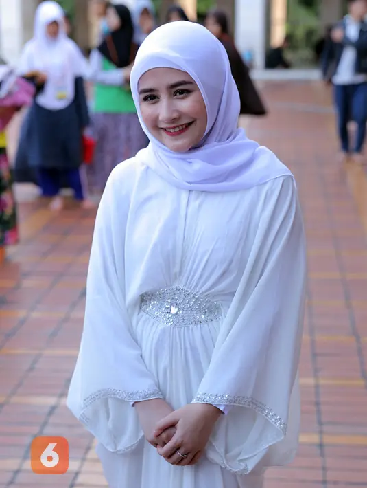 "Alhamdulillah bisa menjadi bagian lah mewakilkan anak muda gerakan cinta al Quran," ucap Prilly Latuconsina saat menghadiri soft launching Gerakan Nasional Mencintai al Quran. (Deki Prayoga/Bintang.com)