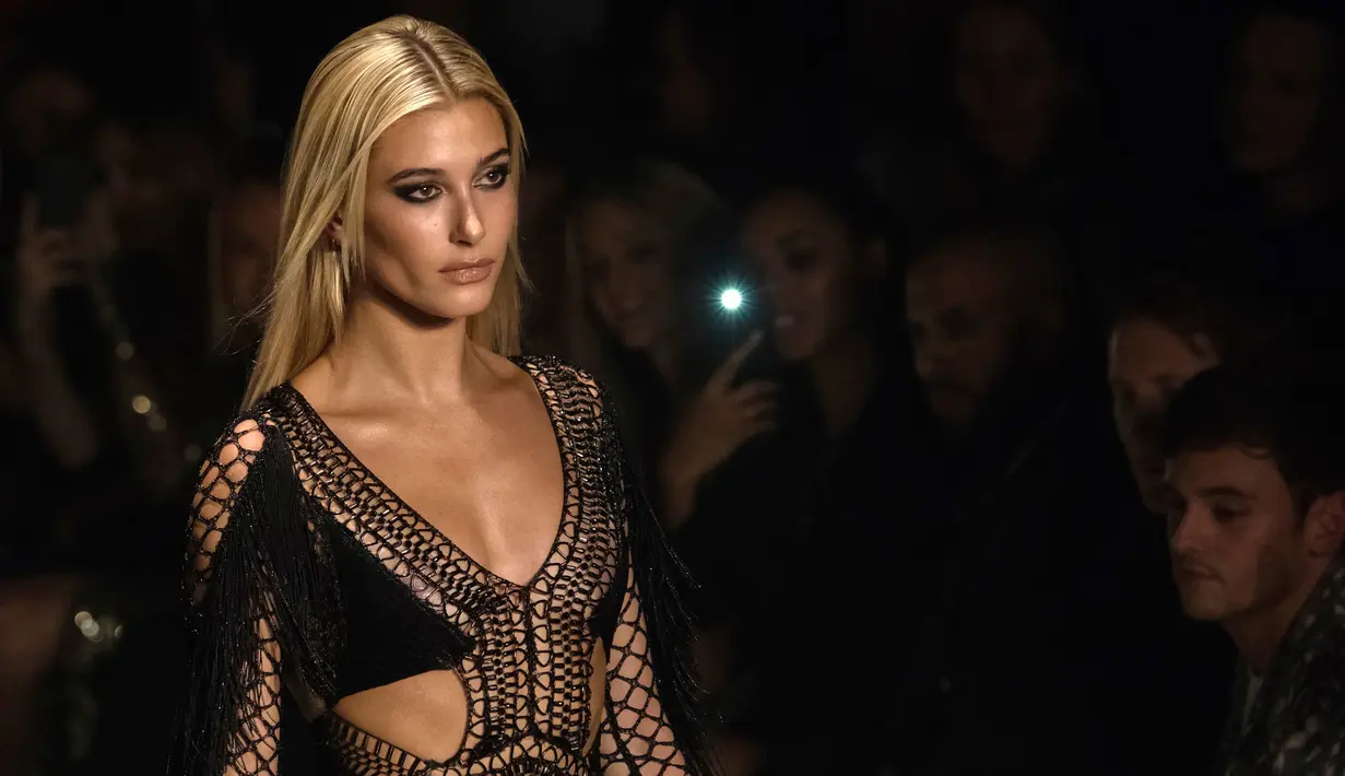 Model Hailey Baldwin berjalan di atas catwalk mengenakan busana desainer Julien Macdonald selama London Fashion Week, Inggris (18/9). Julien Macdonald menampilkan gaun-gaun seksi koleksi Spring/Summer 2018. (Photo by Vianney Le Caer/Invision/AP)