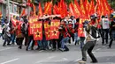 Peringatan Hari Buruh Sedunia yang dilakukan di Istanbul, Turki, Kamis (1/5/2014) berlangsung ricuh. (REUTERS/Murad Sezer)