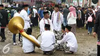 Tim Tanjidor beristirahat di tengah kerumunan saat Festival Lebaran Betawi IX di Lapangan Banteng, Jakarta, Minggu (14/8). Lebaran Betawi mulai diselenggarakan tahun 2008 dan terus ada hingga kini. (Liputan6.com/Immanuel Antonius) 