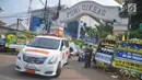Ambulans membawa jenazah Ani Yudhoyono dari Puri Cikeas, Bogor, Jawa Barat, Minggu (2/6/2019). Ani Yudhoyono akan dimakamkan di TMP Kalibata. (Liputan6.com/Immanuel Antonius)