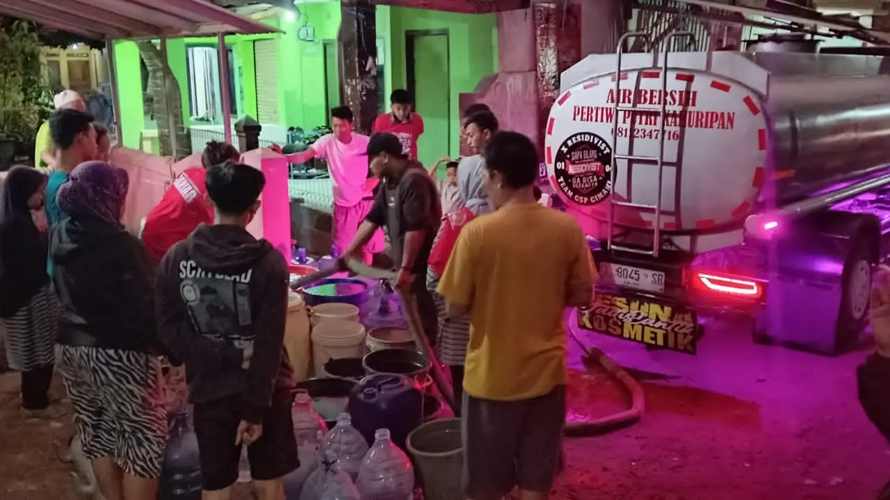 Relawan Buruh Sahabat Ganjar terjun langsung menyalurkan bantuan air bersih untuk warga di Kampung Babakan Kamuliaan dan Kampung Pamuncatan, Desa Ciburuy, Padalarang Bandung Barat.