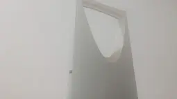 Pemandangan gedung pencakar langit Pusat Kerajaan selama badai debu berat di pusat ibu kota Arab Saudi, Riyadh (17/5/2022). Kabut abu-abu tebal membuat gedung-gedung ikonik Riyadh seperti Kingdom Center hampir tidak mungkin terlihat dari jarak lebih dari beberapa ratus meter. (AFP/Fayez Nureldine)