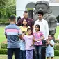 Presiden Joko Widodo atau Jokowi saat berfoto dengan warga di Istana Kepresidenan Yogyakarta, Kamis (29/6/2023). (Foto: Sekretariat Kepresidenan)