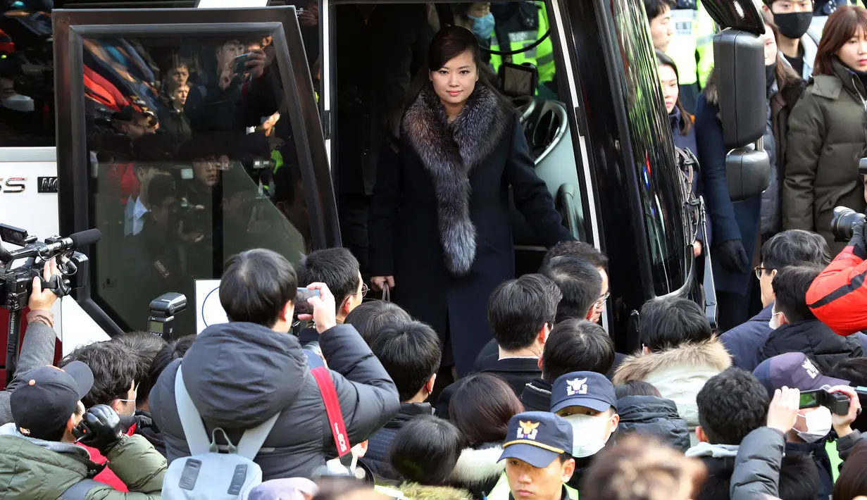 Hyon Song-wol, pemimpin Delegasi Korea Utara, turun dari bus setibanya di Stasiun Kereta Seoul, Korea Selatan, Minggu (21/1). Kedatangan mantan kekasih Kim Jong Un itu memantau venue untuk Olimpiade Musim Dingin di Pyeongchang. (Kim Sun-ung/Newsis via AP)