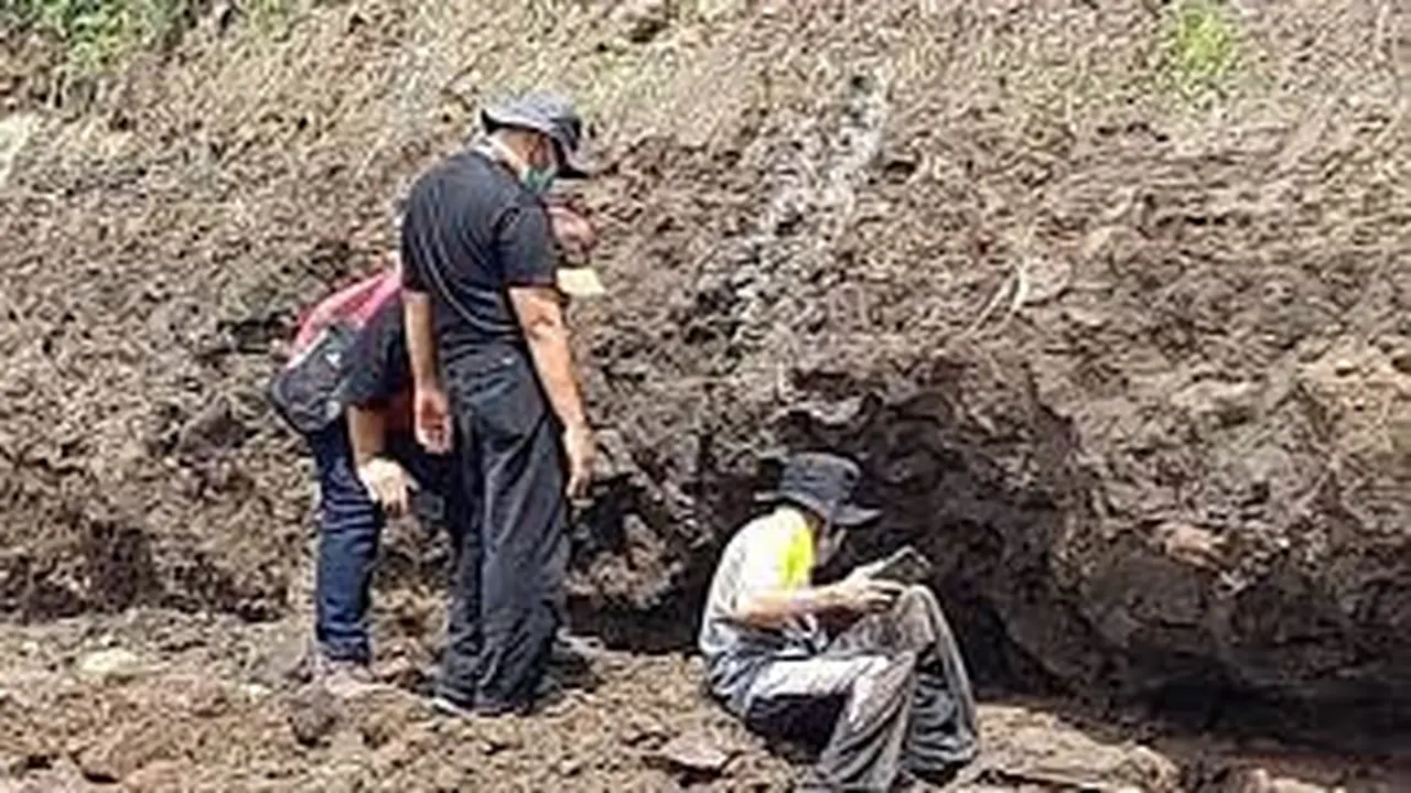 Petugas dari Dinas Kebudayaan dan Pariwisata Banyuwangi melakukan penelitian penemuan artefak di Desa Balak, Kecamatan Songgon , Banyuwangi (Istimewa)