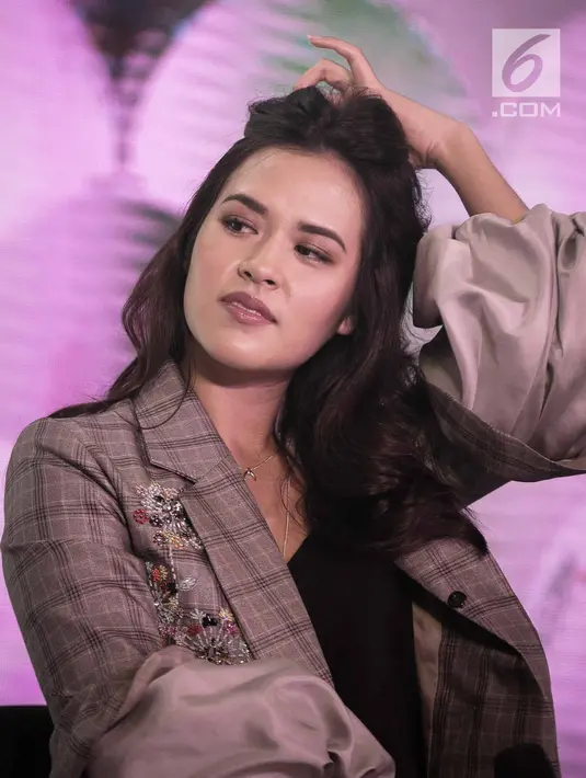 Raisa saat hadir dalam peluncuran Magnum Hazelnut Luxe di Studio 6 Emtek, Jakarta, Rabu (2/5). Pesona Raisa dengan wajah cantik, postur tinggi dan suara merdu membuat para pria menjadikan Raisa sebagai tipe perempuan idaman. (Liputan6.com/Faizal Fanani)