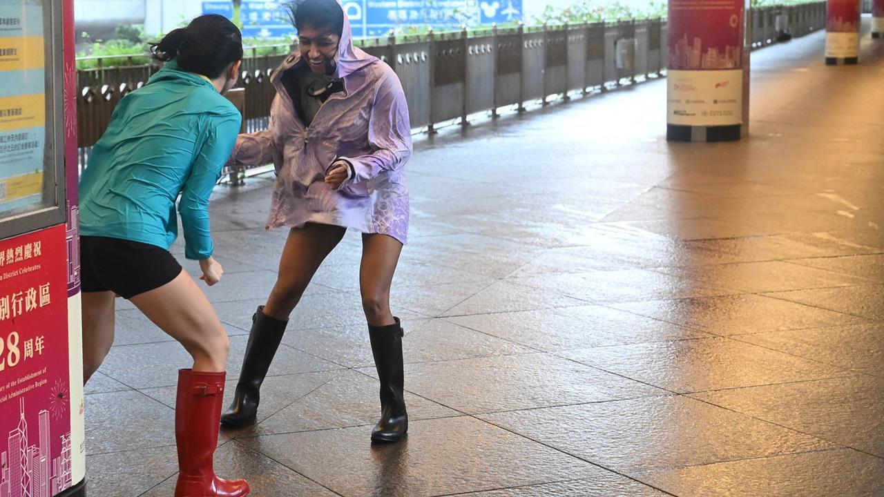 FOTO: Topan Wipha Lumpuhkan Hong Kong, Peringatan Tertinggi Diberlakukan