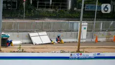 Pekerja beristirahat di area proyek pembangunan jalur MRT Jakarta fase II di kawasan Thamrin, Jakarta, Rabu (6/1/2021). Jalur MRT fase II tahap pertama (CP201) yaitu dari Bundaran HI-Harmoni akan selesai pada Maret Tahun 2025. (Liputan6.com/Faizal Fanani)