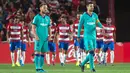 Reaksi gelandang Barcelona, Ivan Rakitic (kiri) dan rekannya, Gerard Pique setelah pemain Granada, Ramon Azeez mencetak gol pada laga pekan kelima La Liga di Stadion Nuevo Los Cármenes, Sabtu(21/9/2019). Barcelona tumbang dalam lawatannya ke markas tim promosi, Granada 0-2. (JORGE GUERRERO/AFP)