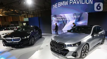 Sejumlah awak media melihat-lihat The All New 5 BMW saat diluncurkan pada Press Day pameran otomotif GAIKINDO Indonesia International Auto Show (GIIAS) 2024 di Indonesia Convention Exhibition (ICE) BSD, Serpong, Kabupaten Tangerang, Banten, Rabu (17/7/2024). (Liputan6.com/Angga Yuniar)