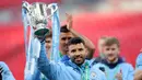 Ia juga tercatat sebagai pemain dengan koleksi gelar piala Liga Inggris terbanyak (Carling Cup, EFL Cup), yaitu sebanyak  6 kali, (2013/2014, 2015/2016, dan 4 kali beurutan 2017/2018 hingga 2020/2021) ditambah 1 gelar Piala FA pada musim 2018/2019 dan 3 trofi Community Shield. (AFP/Carl Recine)