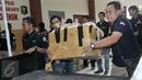 Petugas membawa kardus berisi barang bukti usai rilis pengungkapan narkoba di RS Polri, Jakarta Timur, Jumat (6/1). Dittipidnarkoba Bareskrim bersama Bea Cukai membongkar sindikat narkoba jaringan internasional. (Liputan6.com/Yoppy Renato)