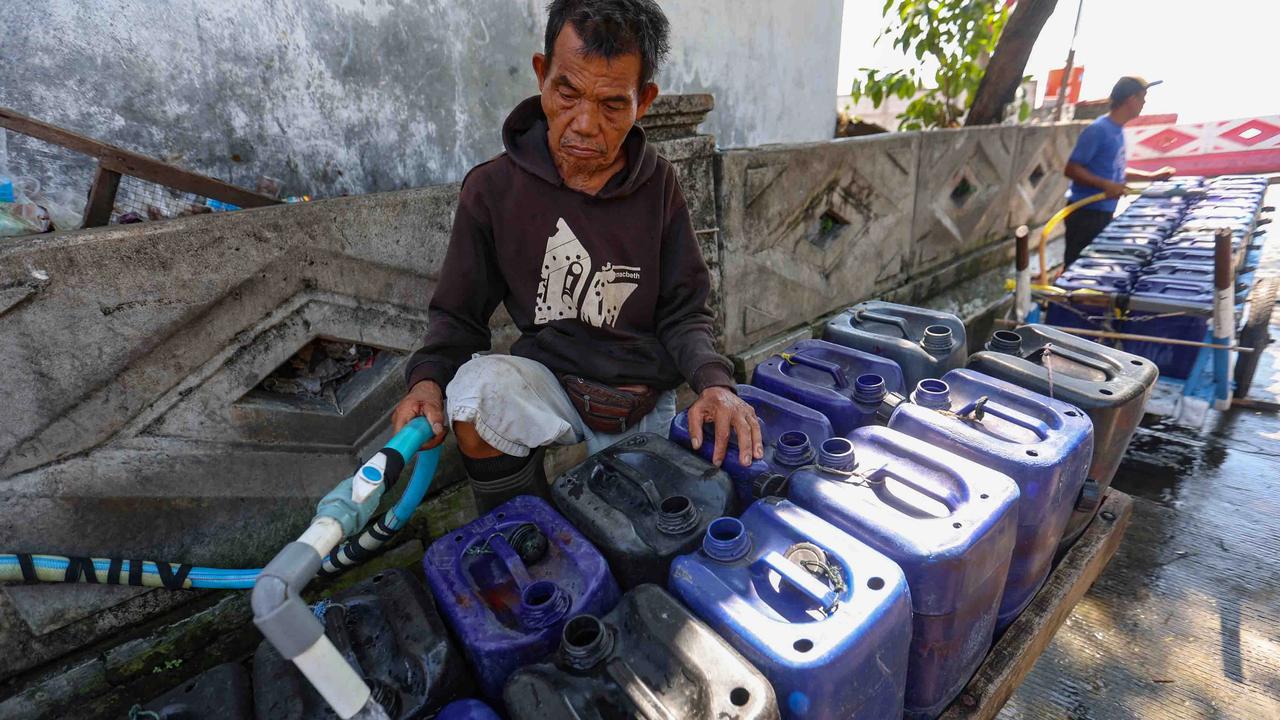 FOTO: Warga Muara Angke Bergantung pada Air Jerigen
