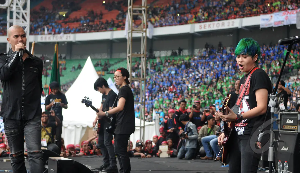 TRIAD saat beraksi di Perayaan hari buruh internasional (May Day), Stadion Gelora Bung Karno, Jakarta, Jumat (1/5/2015). TRIAD terpaksa menghentikan aksinya karena ada insiden seorang pria yang terjun sambil membakar diri (Liputan6.com/Herman Zakharia)