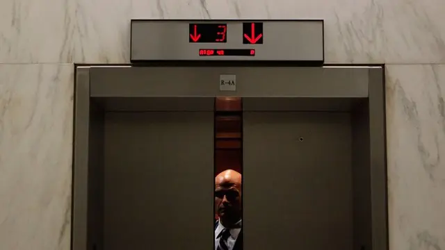 Ini Alasan Kenapa Kamu Perlu Berhenti Menekan Tombol Tutup Pintu Pada Lift