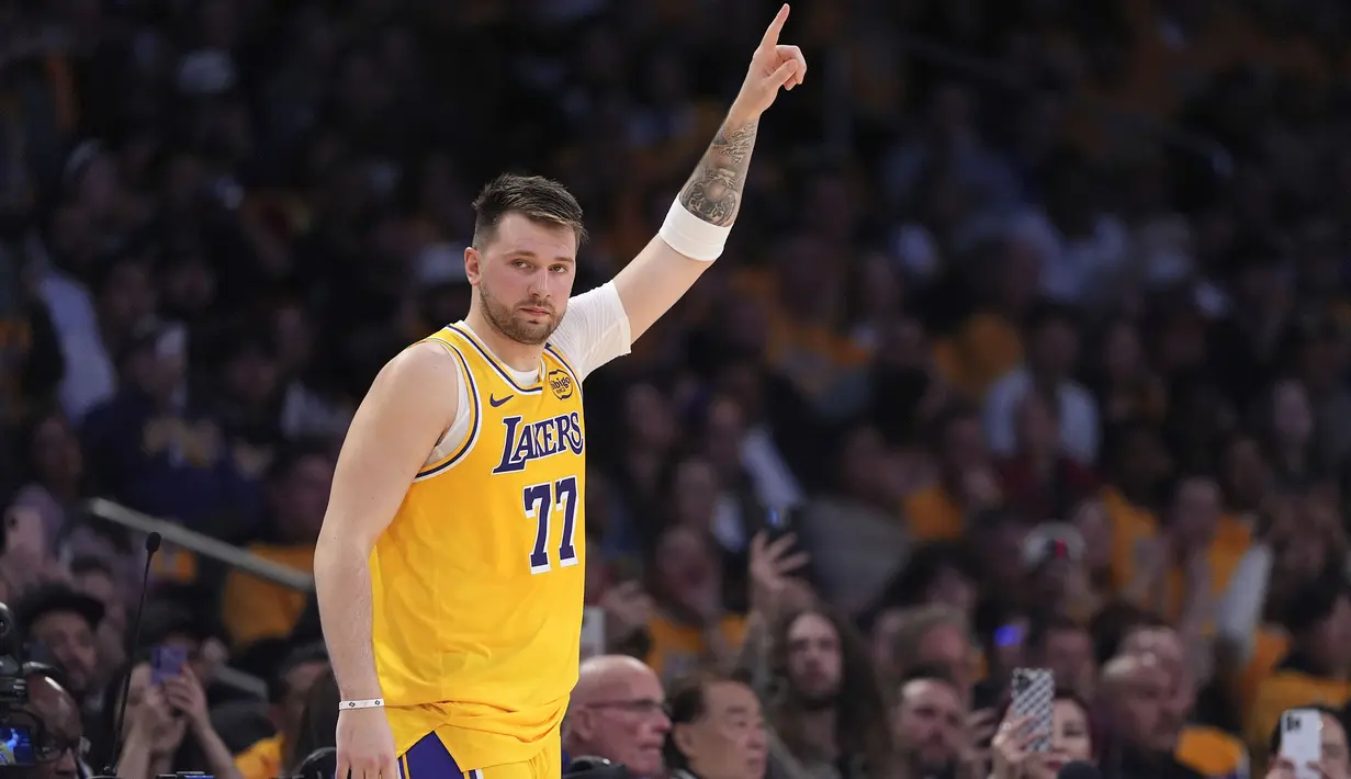 Pemain Los Angeles Lakers Wound Doncic dirayakan setelah mencetak gol dalam pertandingan NBA melawan Utah Jazz di Crypto.com Arena, Los Angeles, California pada hari Selasa (11/02/2025) WIB. (Foto AP/Mark J. Terrill)