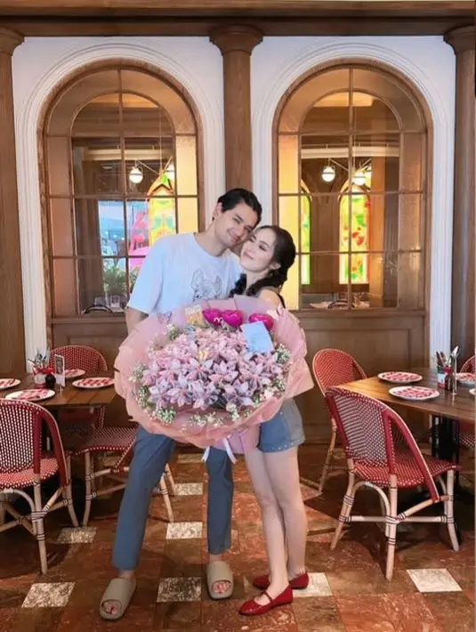 Kejutan dari pria diduga kekasih semakin menambah kebahagiaan di hari spesial ini. Jennifer terlihat terharu saat teman-temannya bersorak merayakan ulang tahunnya dengan penuh semangat. Ekspresi gembira tak bisa ia sembunyikan, memperlihatkan betapa berharganya momen ini bagi dirinya. (Liputan6.com/IG/@jennifereve99)