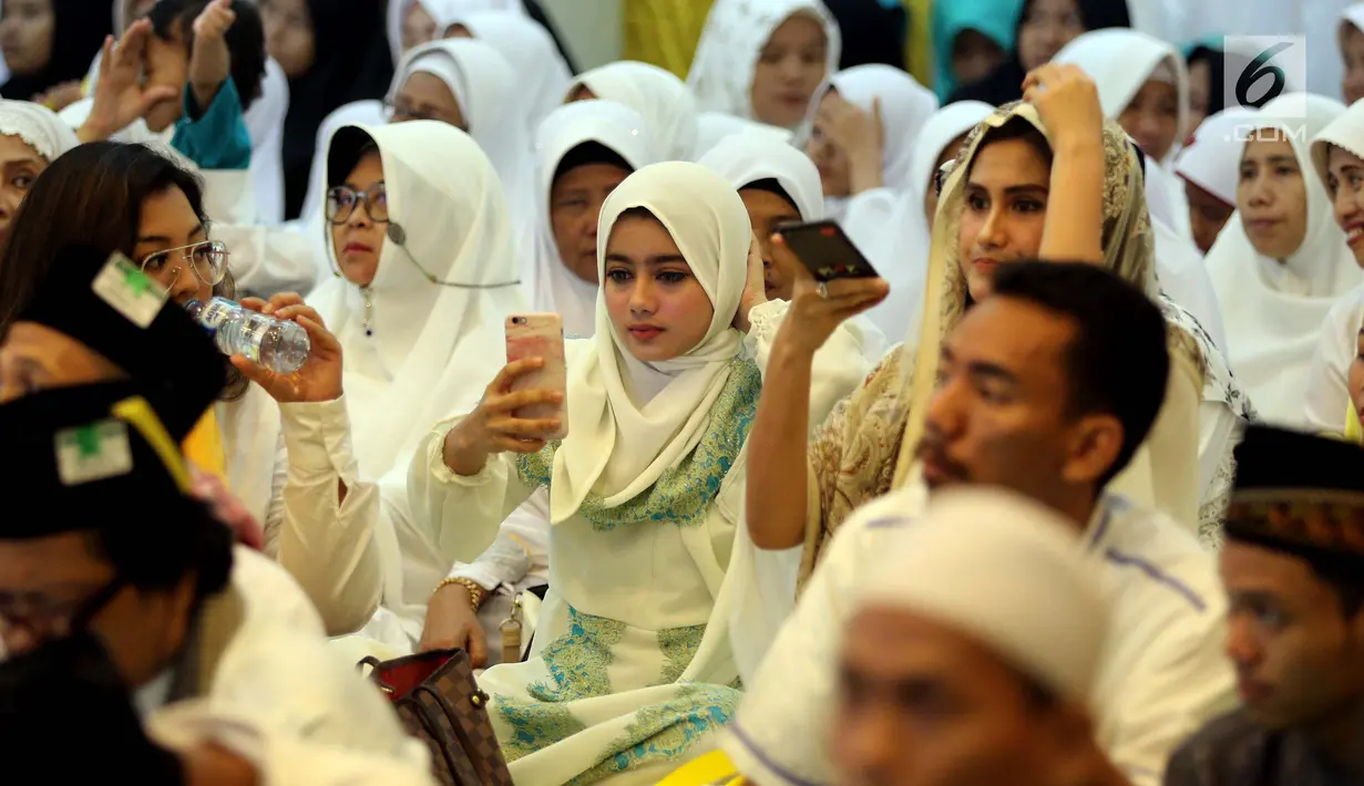Suasana Istighosah menyambut Milad ke-54 Partai Golkar dan Hari Santri Nasional, di aula DPP Partai Golkar, Jakarta, Kamis (18/10). Kegiatan itu bertema "Memperkokoh Keberagaman untuk Mewujudkan Indonesia Damai dan Sejahtera". (Liputan6.com/Johan Tallo)