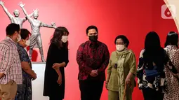 Ketua Umum PDIP Megawati Soekarnoputri dan Menteri Badan Usaha Milik Negara (BUMN) Erick Thohir mengunjungi Pusat Perbelanjaan Sarinah, Jakarta Pusat, Senin (13/6/2022). Megawati yang mengenakan baju berwarna hijau tampak berjalan menggunakan tongkat, sedangkan Erick menggunakan batik berwarna merah. (Liputan6.com/Johan Tallo)