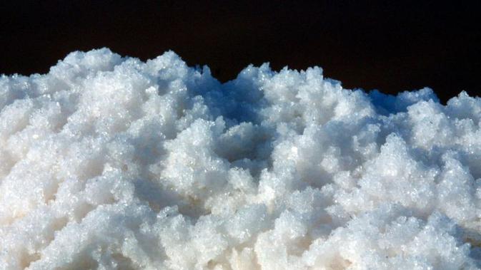 Garam laut yang paling umum dimanfaatkan untuk bumbu masak dan kecantikan. (AFP Photo/Dominique Faget)