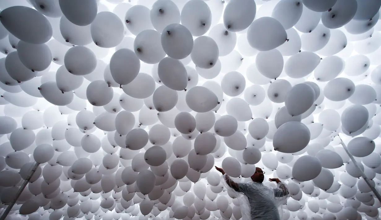 Ribuan balon dilepaskan ke langit Sao Paulo oleh Anggota Kamar Dagang dan Industri di Brasil, Jumat (29/12). Sekitar 50 ribu balon diterbangkan sebagai bagian dari perayaan dan sambutan hangat pada tahun yang baru. (Miguel SCHINCARIOL / AFP)