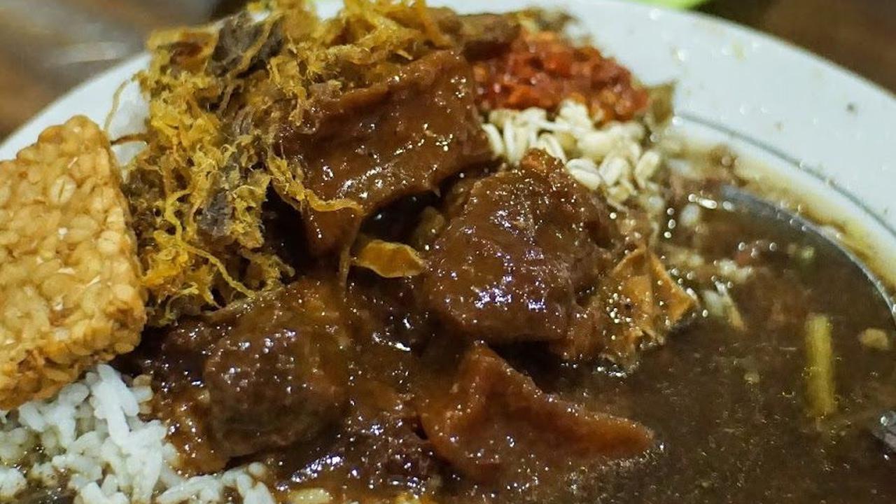 4. Rawon Pak Pangat
Jl. Ketintang Baru Selatan I 15, Gayungan, Surabaya
