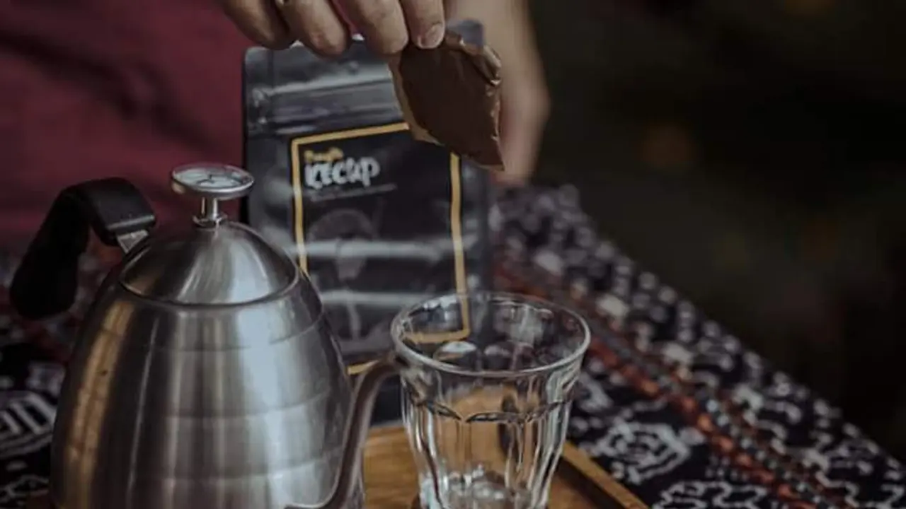 Kopi Celup Bangflo, Inovasi Baru Ngopi tampa samapah dan Cinta Lingkungan. (Foto Istimewah)
