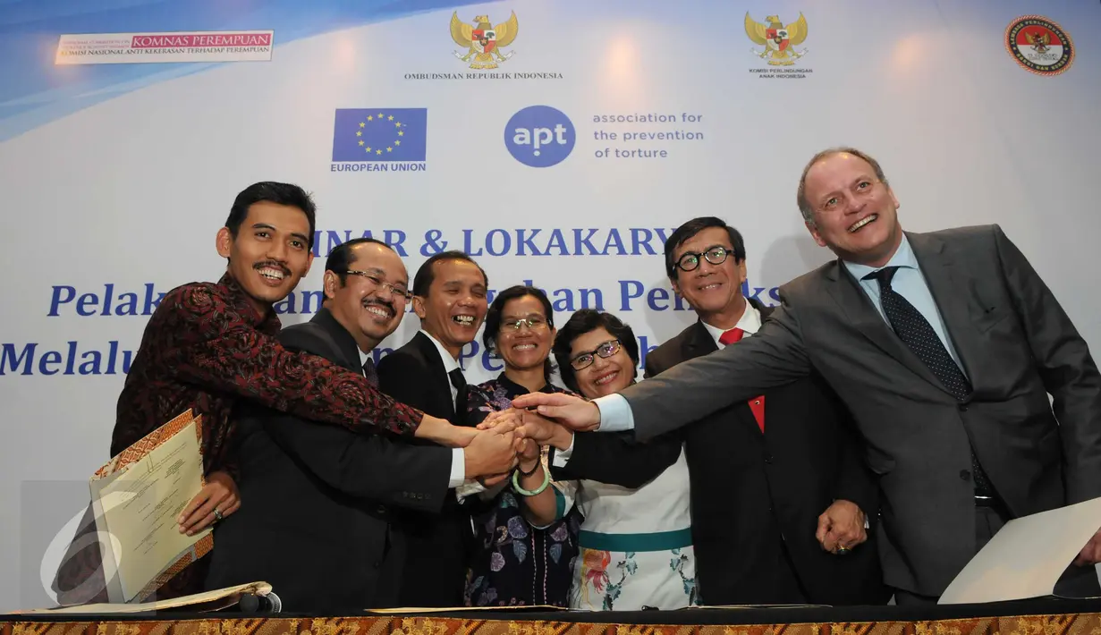 Perwakilan Komnas HAM, Komnas Perempuan, KPAI, Ombudsman dan LPSK berjabat tangan usai menandatangani nota kesepahaman antikekerasan pada tahanan di Jakarta, Rabu (24/6). Acara ini disaksikan Menkumham Yasonna Laoly. (Liputan6.com/Helmi Afandi)