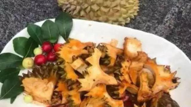 8 Potret Nyeleneh Orang Masak Buah, Ada Rambutan Goreng