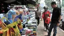 Sukma melayani pembeli di kawasan Kalibata, Jakarta, Rabu (17/10). Sukma mengaku tetap bertahan menjadi pedagang mainan lokal meskipun pembeli perlahan sepi akibat banyaknya mainan impor dari China yang memenuhi pasar mainan. (Merdeka.com/Iqbal S Nugroho)