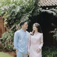 Deretan selebritas sajikan inspirasi gaya baju Lebaran yang memesona, salah satunya adalah Sarah Menzel. Dengan kebaya kurung, ia tampil begitu elegan. [Foto: Instagram/ Sarah Menzel]