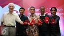 Budayawan, Franz Magnis Suseno, Koordinator ICW Adnan Topan Husodo, Plt Pimpinan KPK Johan Budi, Akademisi SaldiIsradan Musisi Berkah Gamulya berfoto bersama saat peringatan 17 tahun ICW di Jakarta, Selasa (4/8/2015). (Liputan6.com/Helmi Fithriansyah)