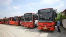 Petugas memeriksa armada bus Minitrans di kantor TransJakarta, Cawang, Jakarta, Selasa (17/10). TransJakarta menghadirkan dua bus angkutan umum yakni Minitrans dan Metrotrans. (Liputan6.com/Immanuel Antonius)