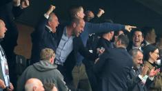 Pangeran William tak mampu menyembunyikan rasa bahagianya saat menjadi saksi Aston Villa menjuarai Liga Europa musim 2025/2026. (AP Photo)