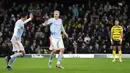 Pemain Manchester United Donny van der Beek (tengah) merayakan dengan Cristiano Ronaldo (kiri) usai mencetak gol ke gawang Watford pada pertandingan sepak bola Liga Inggris di Vicarage Road, Watford, Inggris, 20 November, 2021. Watford menang 4-1. (AP Photo/Frank Augstein)