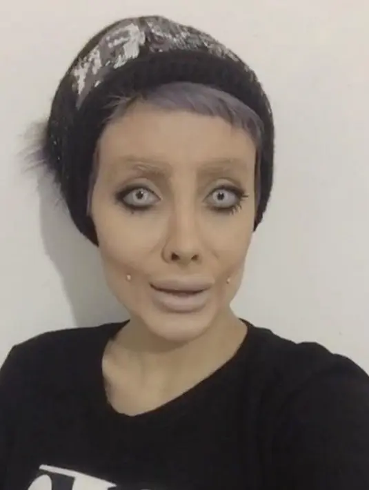 Belakangan, dunia maya tengah dihebohkan dengan kehadiran sosok Sahar yang sangat ingin memiliki wajah seperti Angelina Jolie. Selain itu, terungkap juga cara Sahar untuk mewujudkan mimpinya itu.  (Instagram/sahartabar_official)