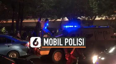 Massa menyerang mobil polisi yang melintas di kawasan Simpang Susun Semanggi, Jakarta. Aksi unjuk rasa di sekitar Gedung DPR RI, Jakarta, Senin (30/9) malam diwarnai kericuhan di sejumlah titik di Jakarta.