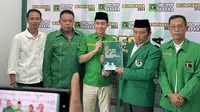 13 Ketua PAC PPP di Jepara mengantarkan kader muda, Jadug Trimulyo Ainul Amri, mengambil formulir pendaftaran bakal calon bupati (Bacabup) di Kantor DPC PPP Jepara, Senin (20/5/2024). (Istimewa)